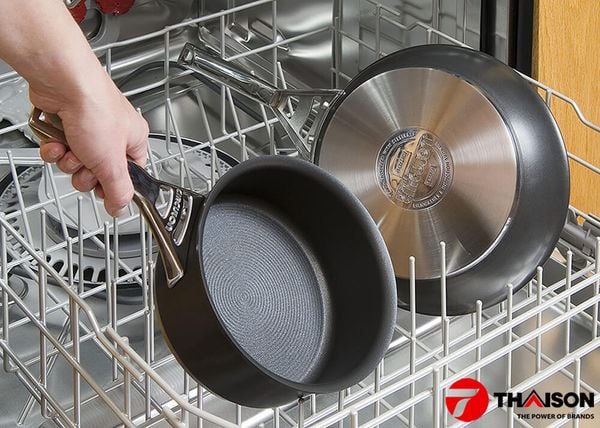 Cách sử dụng chảo chống dính mới mua về đơn giản, hiệu quả 4 Không vệ sinh chảo bằng máy rửa chén