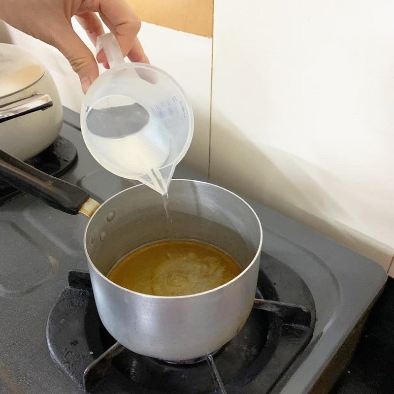 Pha nước chấm - cách làm bánh cuốn bằng chảo chống dính