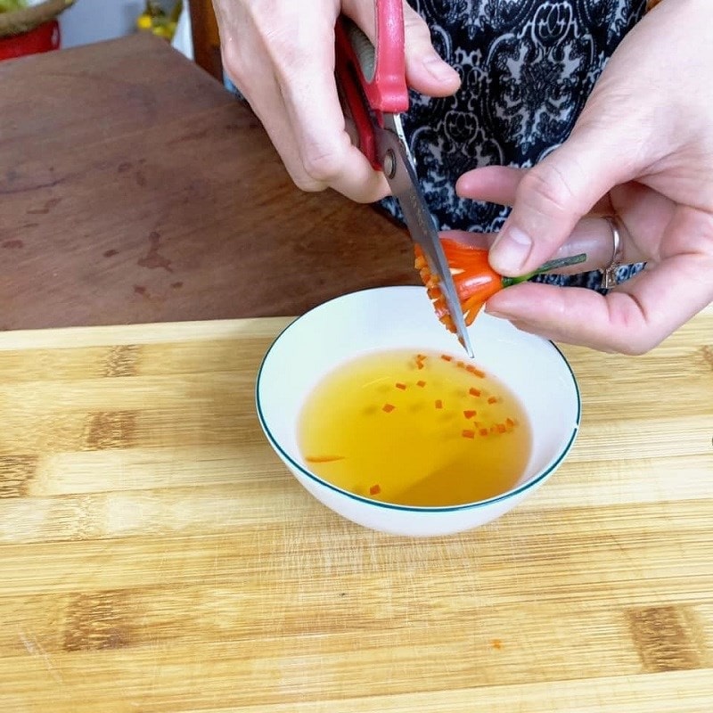 Pha nước chấm - cách làm bánh cuốn bằng chảo chống dính 2