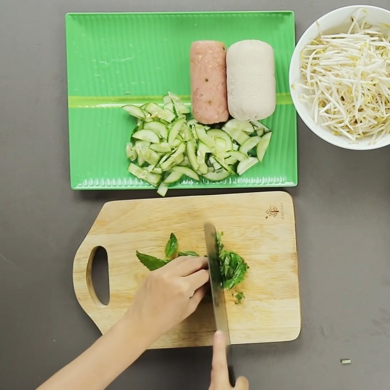 Chuẩn bị đồ ăn kèm - cách làm bánh cuốn bằng chảo chống dính