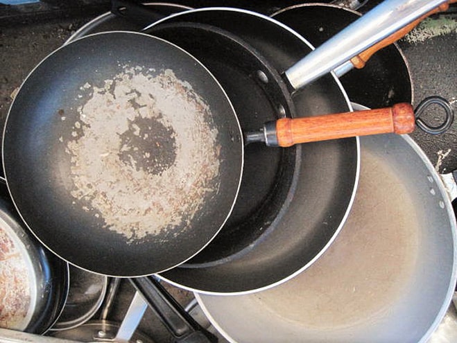 Có nên cho chảo chống dính vào máy rửa bát hay không? 3 Chảo xuống cấp chất lượng