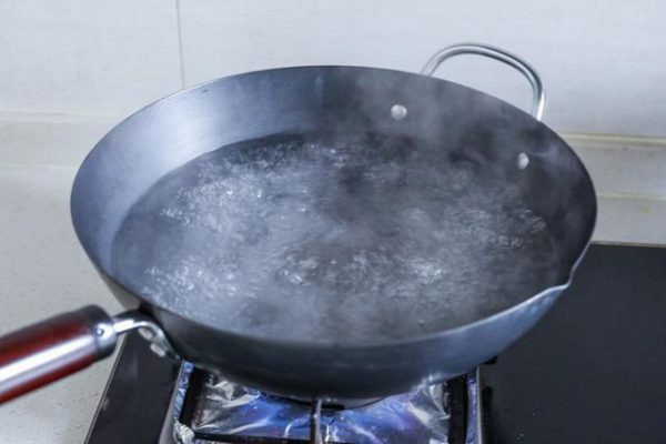 Xử lý chảo chống dính mới mua về bước 2