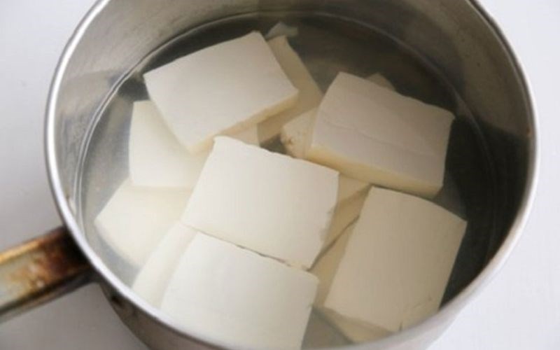 10 Mẹo rán đậu không dính chảo, vàng ươm cả nhà khen ngon 2 Cách rán đậu không dính chảo - ngâm đậu phụ vào muối