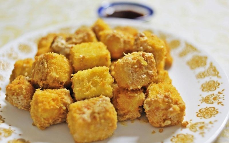 10 Mẹo rán đậu không dính chảo, vàng ươm cả nhà khen ngon 4 Cách rán đậu không dính chảo - lăn đậu vào bột chiên giòn