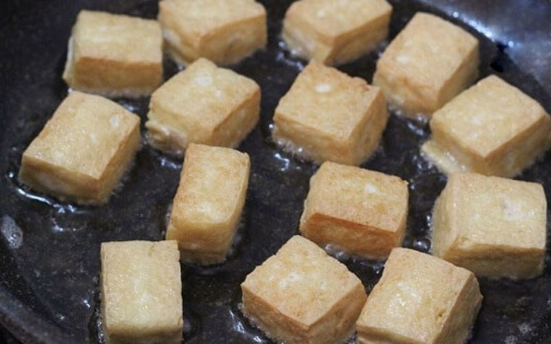 10 Mẹo rán đậu không dính chảo, vàng ươm cả nhà khen ngon 5 Rán trứng trước khi rán đậu